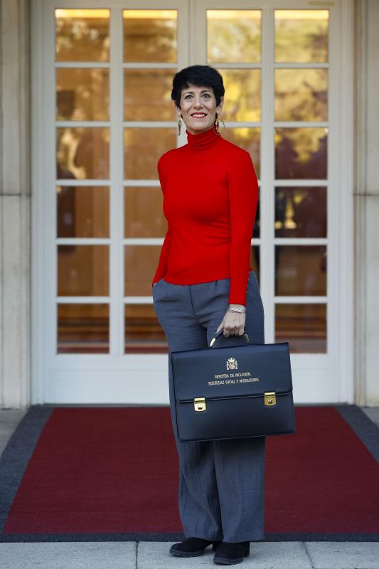 La ministra de Inclusión, Seguridad Social y Migraciones, Elma Saiz, posa con su cartera en su primer Consejo de Ministros.