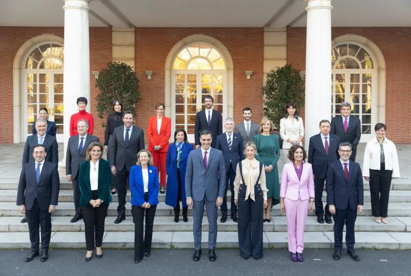 Foto de familia, del presidente del Gobierno de la XV legislatura, Pedro Sánchez.