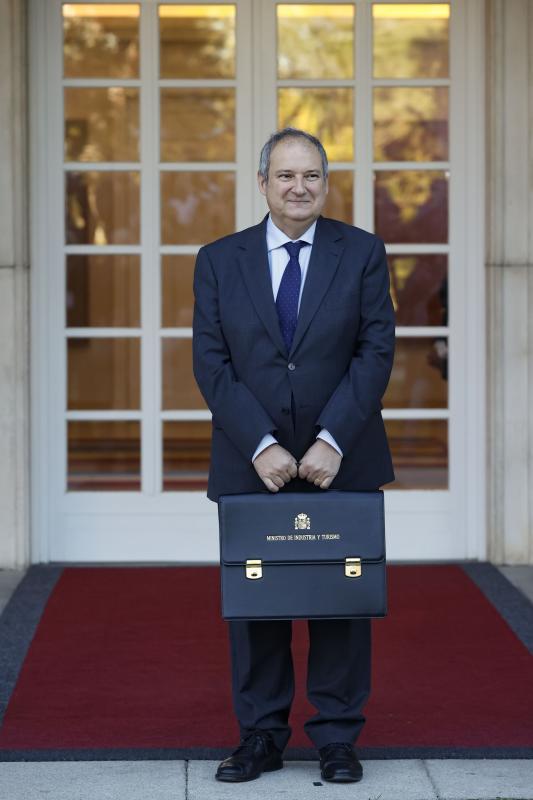 El ministro de Industria y Turismo, Jordi Hereu, posa a las puertas de Moncloa en su primer Consejo de Ministros.