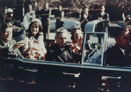 En esta filmación se aprecia cómo Clinton J. Hill se encarama a la parte trasera del coche presidencial ante una horrorizada Jacqueline Kennedy.