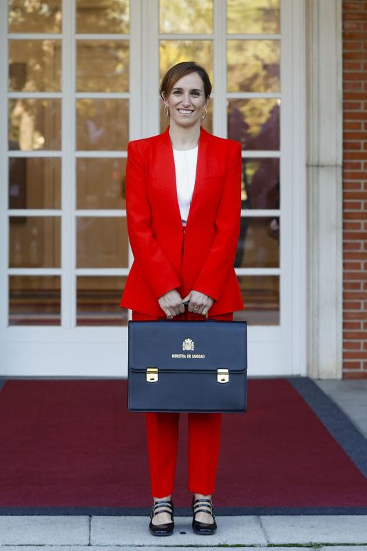 Mónica García posa con su nueva cartera de Sanidad a su llegada al primer Consejo de Minsitros.