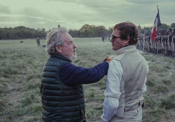 Ridley Scott y Joaquin Phoenix, durante el rodaje de 'Napoleón'.