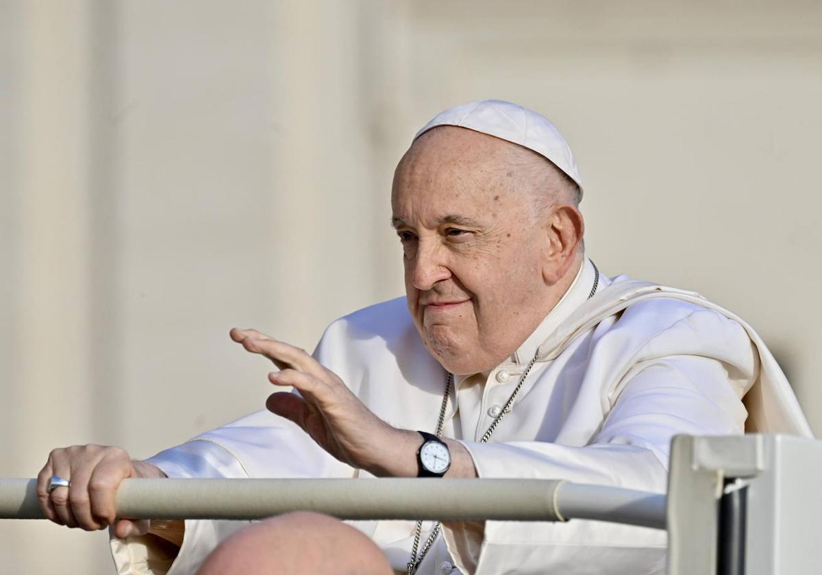 El Papa saluda este miércoles a su llegada a la plaza de San Pedro.