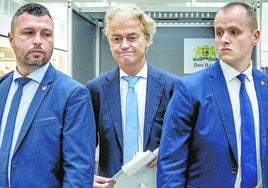 Wilders acudió a votar respaldado por dos guardaespaldas.