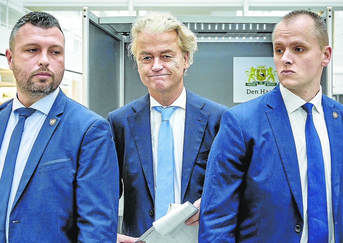 Wilders acudió a votar respaldado por dos guardaespaldas.