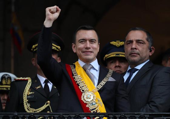 El presidente de Ecuador, Daniel Noboa, saluda desde el Palacio de Carondelet en Quito