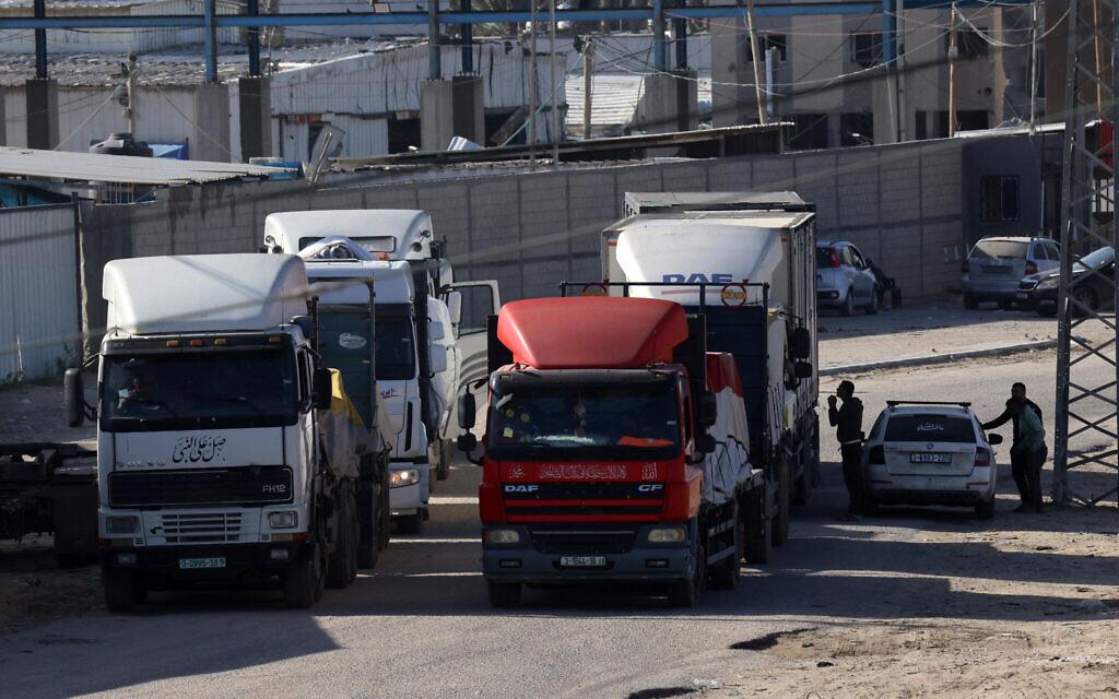 Los camiones con ayuda humanitaria han vuelto esta mañana a traspasar el paso fronterizo de Rafah hacia Gaza.