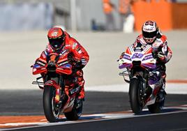 Pecco Bagnaia (i) y Jorge Martín, este viernes en el circuito Ricardo Tormo en Cheste.