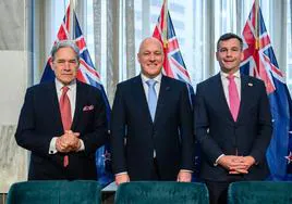 El viceprimer ministro entrante Winston Peters, el primer ministro Christopher Luxon y el líder del partido ACT, David Seymour, posan para una fotografía de grupo