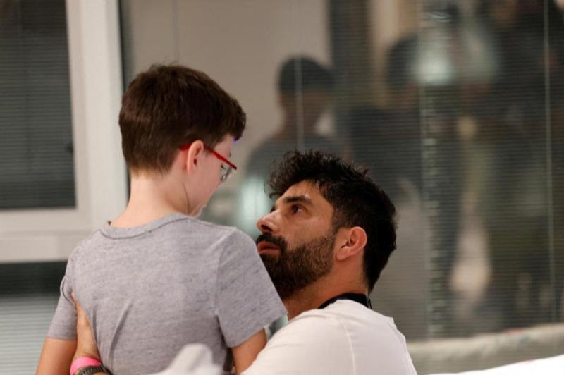 Ohad Munder, de 9 años, tras el reencuentro con su familia en el hospital.