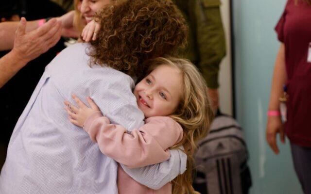 La pequeña Emilia se abraza a su abuela.