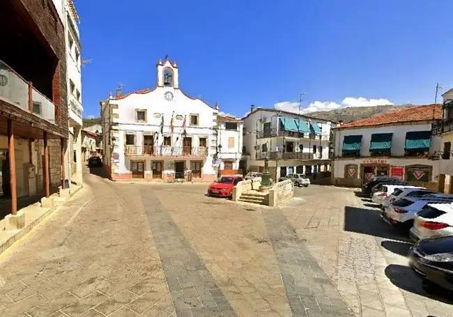 Ayuntamiento de Valverde del Fresno en la Plaza de la Constitución. Cerca de este lugar dejaron tirado el cadáver, en la calle del Horno.