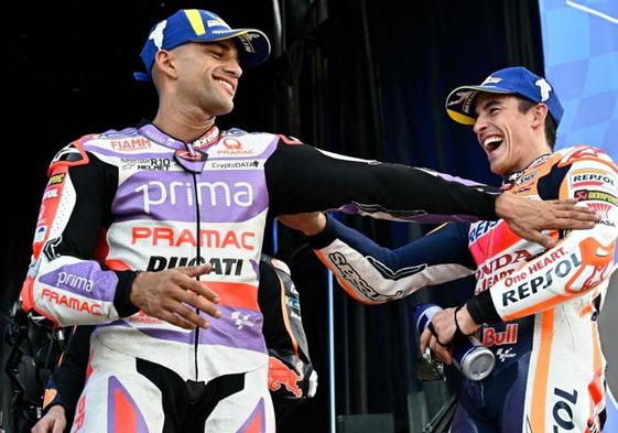 Jorge Martín y Marc Márquez, en el podio del circuito de Cheste tras la carrera al sprint.