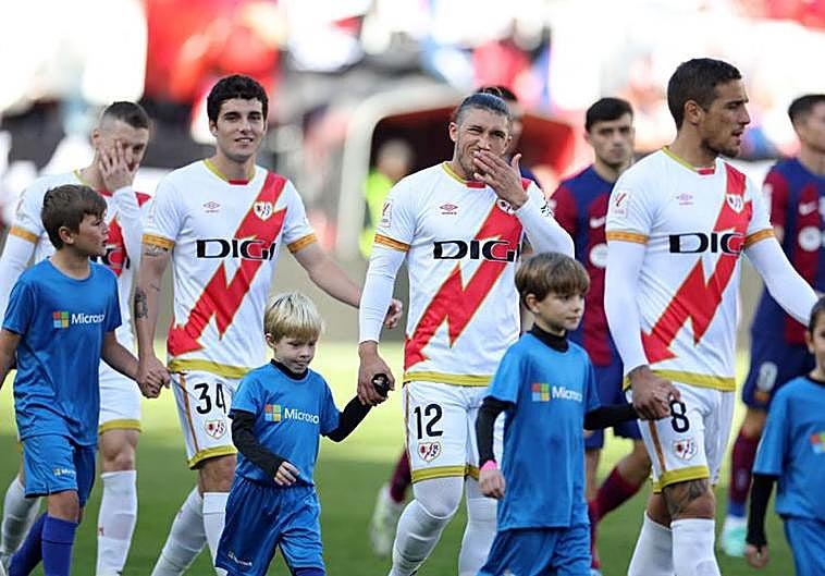 El golazo de Unai López al Barça y el del empate en propia puerta en Vallecas
