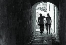 Una pareja camina por el Túnel de las Encerradas, bajo el convento de Santa Clara, en Tuy.