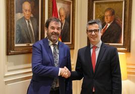 Vicente Guilarte y Félix Bolaños se saludan antes de su reunión del viernes.