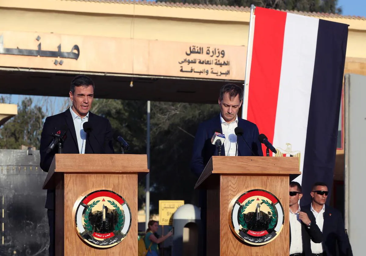 Pedro Sánchez junto al primer ministro belga Alexander de Croo, en el paso de Rafah.