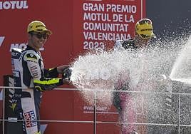 Ayumu Sasaki celebra su victoria.