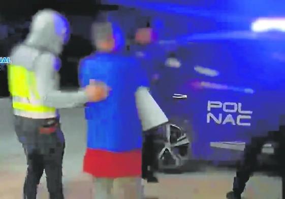 Un agente acompaña al coche patrulla a José Manuel C., detenido el pasado día 17 en Abanilla.