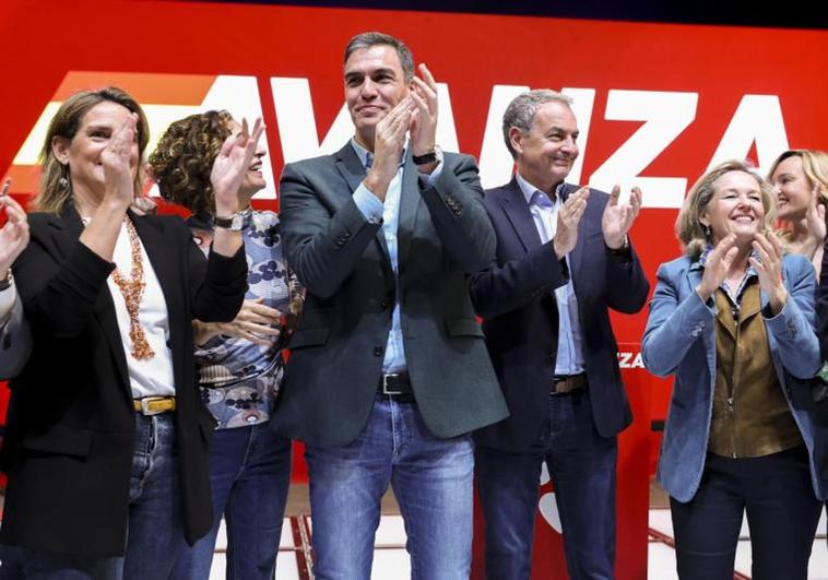 Pedro Sánchez, José Luis Rodríguez Zapatero y algunos de los ministros asistentes al acto.