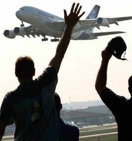 Espectadores saludan al Airbus 380, el avión de aviación civil más grande del mundo.