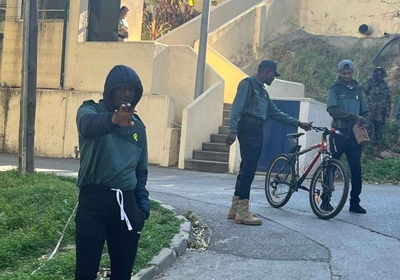 Fotos de los inmigrantes con los uniformes de la Guardia civil