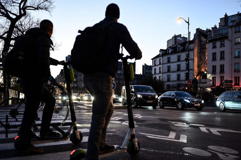 Patinetes eléctricos en imagen de archivo.