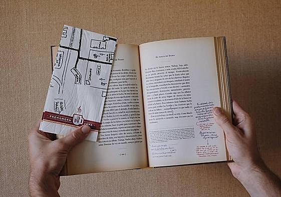 La espectacular y exquisita edición del 'El barco de Teseo' incluye facsímiles como el de la imagen, de una servilleta con un plano.