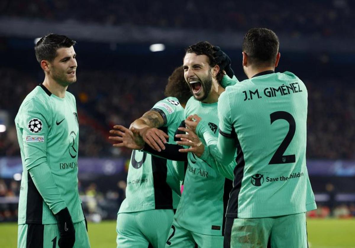 Giménez celebra junto a sus compañeros el segundo gol del Atlético al Feyenoord.