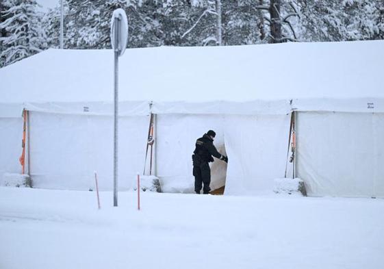 Un guardia fronterizo finlandés, en la estación fronteriza de Raja-Jooseppi.