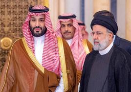 El príncipe heredero saudí, Mohamed bin Salmán, charla con el presidente de Irán, Ebrahim Raisi, en la cumbre organizada por Riad hace unas semanas.