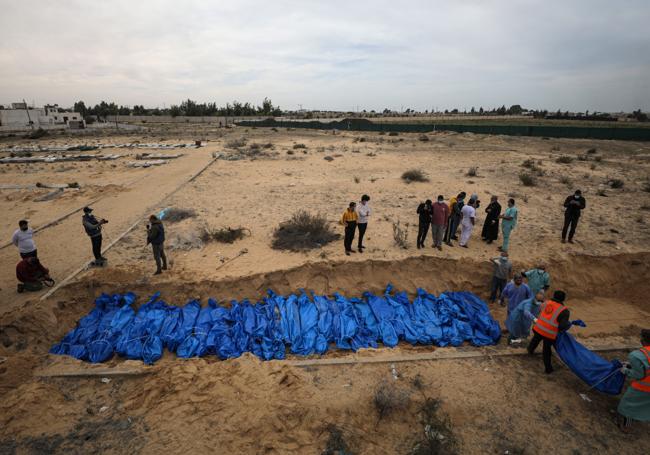 Fosas comunes en Gaza.