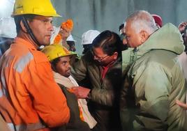 El primer trabajador rescatado del túnel en el Himalaya habla con el ministro principal de Uttarakhand, Pushkar Singh Dhami