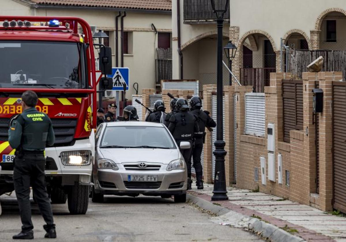 Agentes desplegados en la zona.