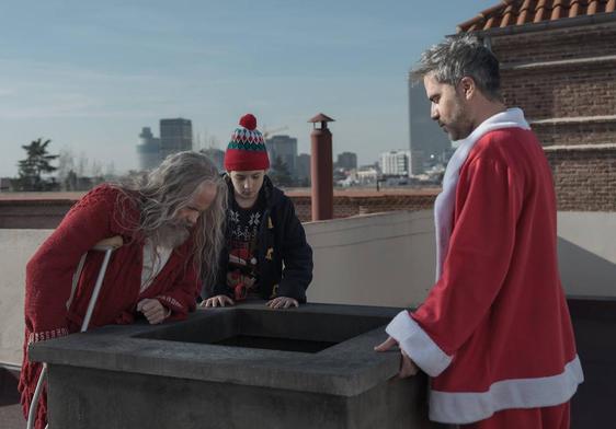 Santiago Segura y Ernesto Sevilla, junto a Unax Hayden, en un fotograma de 'La navidad en sus manos'.