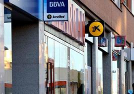Familias y empresas sacan 17.700 millones de euros de sus bancos