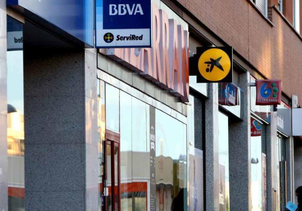 Familias y empresas sacan 17.700 millones de euros de sus bancos