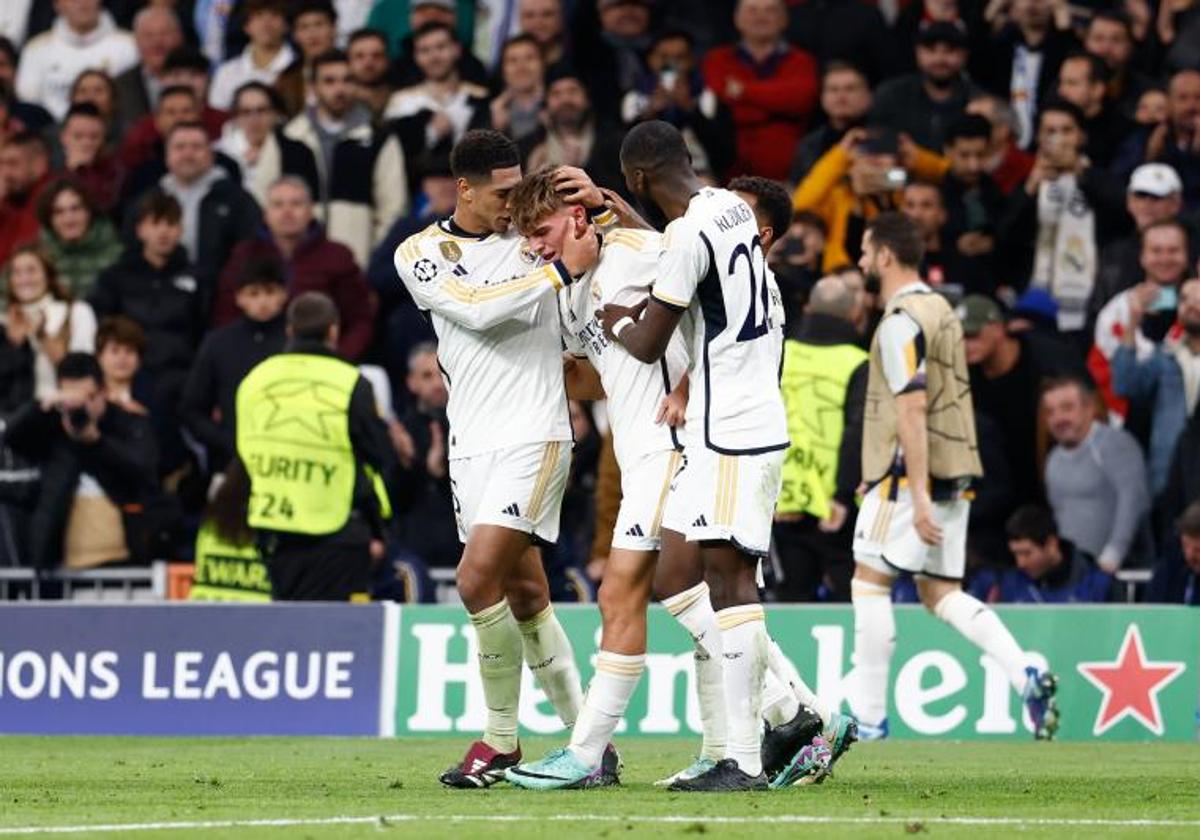 Nico Paz recibe la felicitación de Bellingham y de Rüdiger tras anotar el tercer gol del Real Madrid.