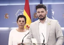 La portavoz de EH Bildu en el Congreso y el de ERC, Mertxe Aizpurúa y Gabriel Rufián.