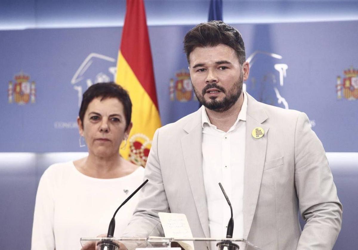 La portavoz de EH Bildu en el Congreso y el de ERC, Mertxe Aizpurúa y Gabriel Rufián.