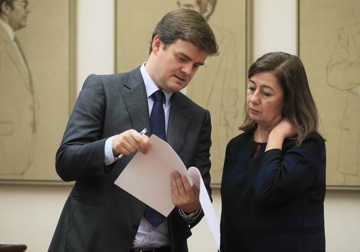 El letrado mayor del Congreso, Fernando Galindo, conversa con la presidenta de la Cámara, Francina Armengol.