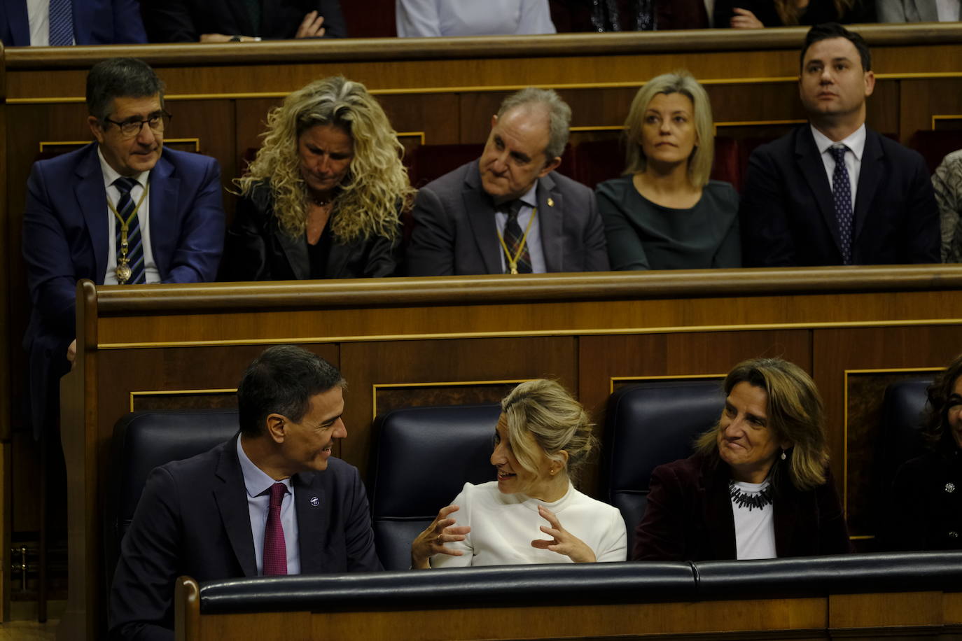 Pedro Sánchez conversa con Yolanda Díaz.