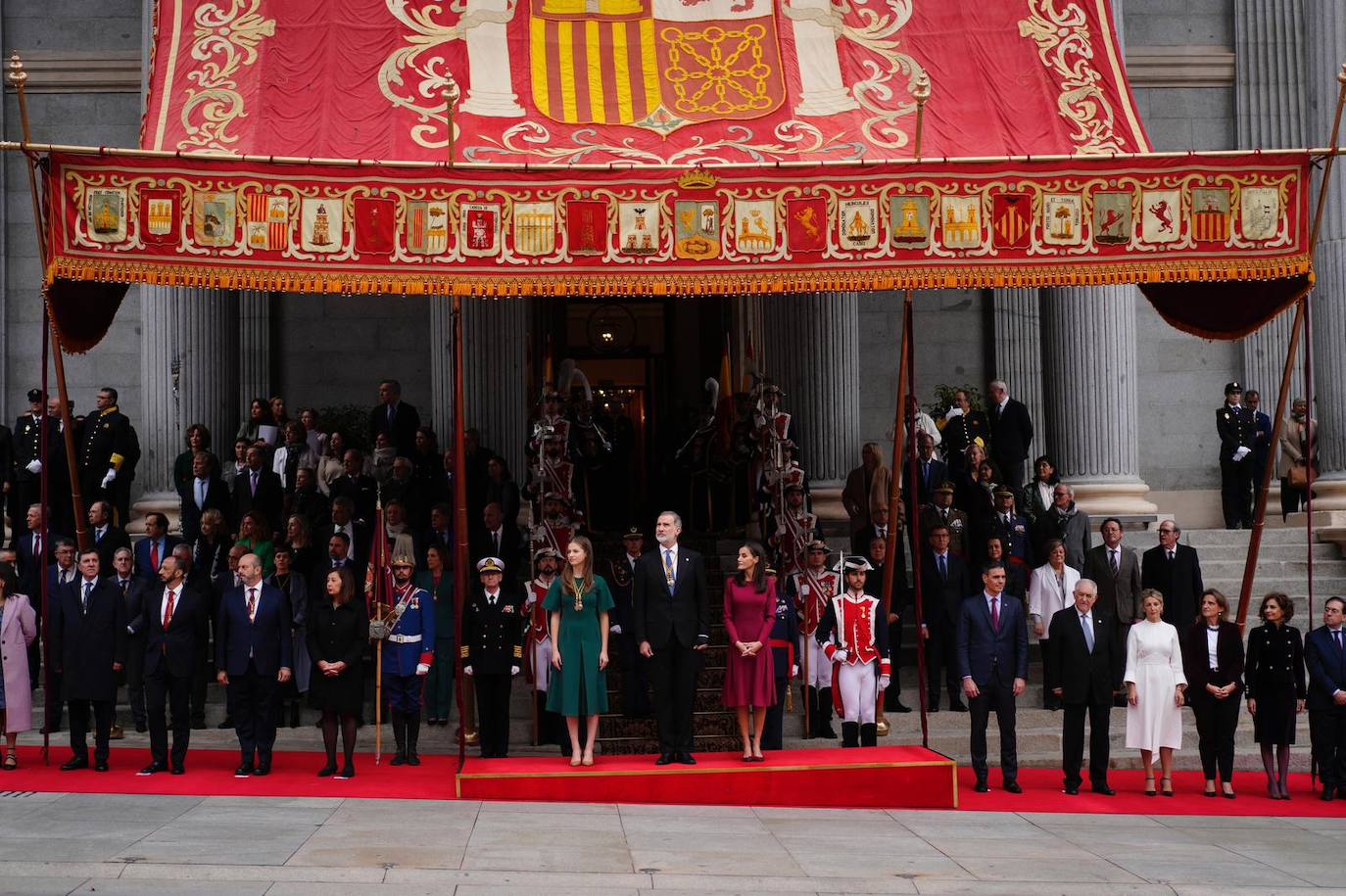 Los Reyes esperan para ver el desfile militar.