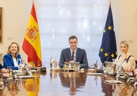 Pedro Sánchez, junto a Nadia Calviño (izq.) y Yolanda Díaz.