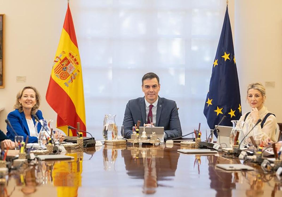 Pedro Sánchez, junto a Nadia Calviño (izq.) y Yolanda Díaz.