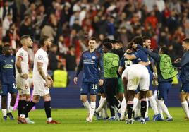 Los jugadores del PSV celebran su victoria ante la desolación sevillista.