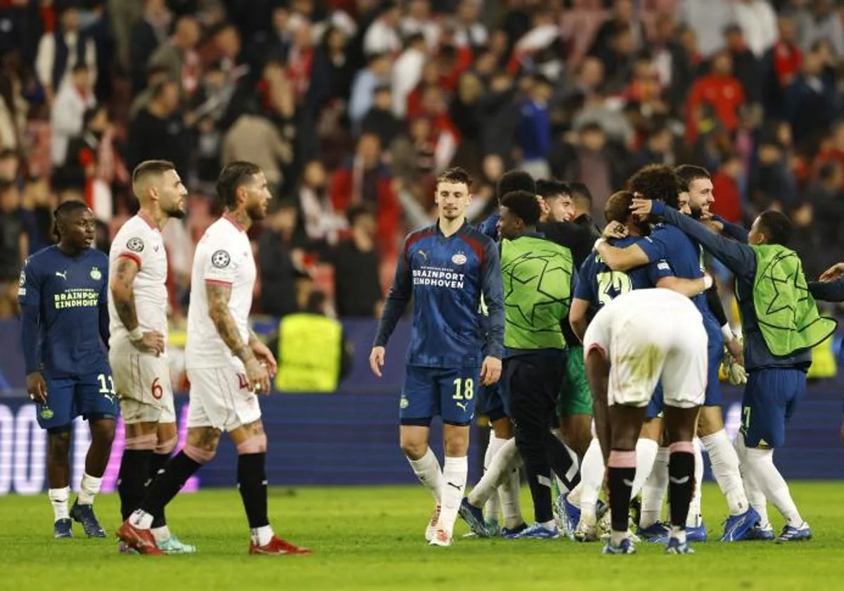 Los jugadores del PSV celebran su victoria ante la desolación sevillista.