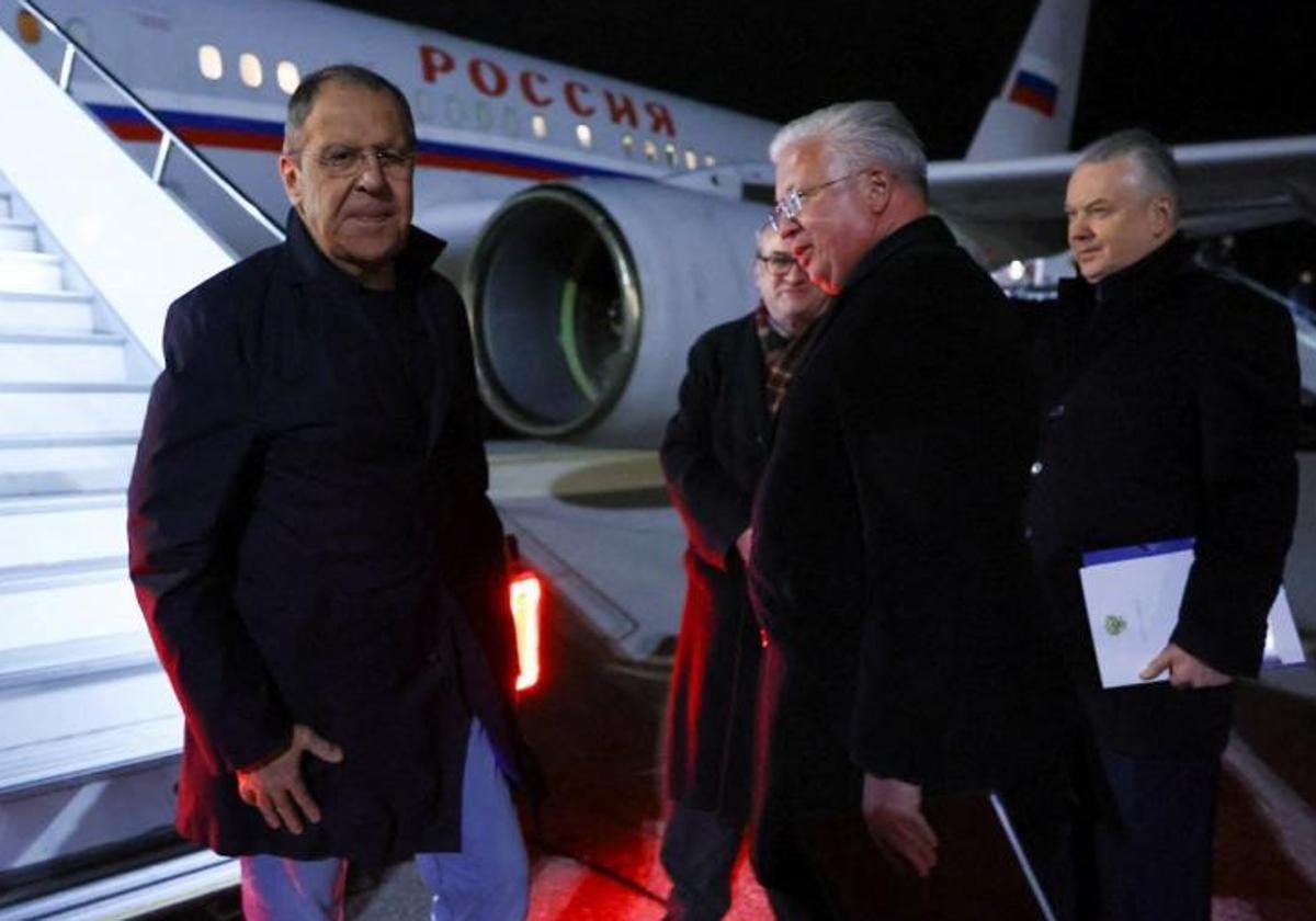 El ministro de Exteriores ruso, Serguéi Lavrov, al pie de la escalerilla del avión en el aeropuerto de la capital de Macedonia del Norte.