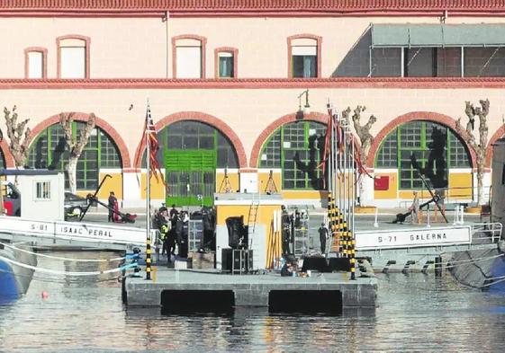 El 'Isaac Peral', a la izquierda, atracado ayer en la Base de Submarinos; a levante, el 'Galerna'.