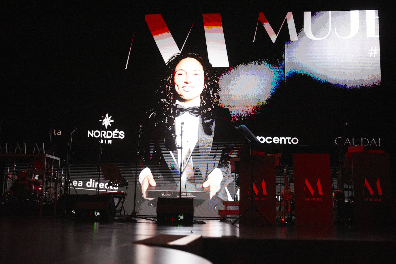 Ivana Andrés, jugadora de la Selecicón Femenina de Fútbol y campeona del Mundo, recoge el Premio Mujerhoy a la Excelencia en el Deporte.